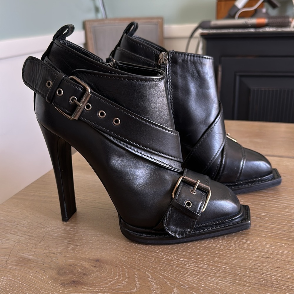 Alexander McQueen Black leather square toe Buckle Heeled ankle Boots bootie 39